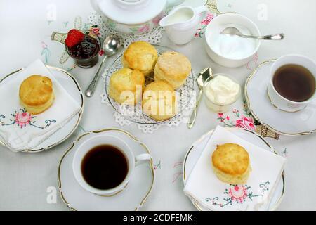 Tè e scones del Devonshire Foto Stock