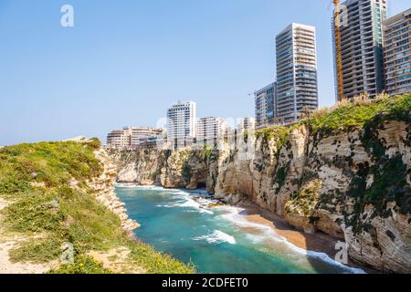 Scogliere calcaree lungo il lungomare del quartiere di alta classe di Raouché, sulla costa di Beirut, Libano Foto Stock