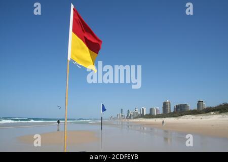 Bandiere di sicurezza per il nuoto Gold Coast Foto Stock