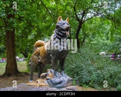 La statua in bronzo del cane da slitta BALto di Frederick Roth, Central Park, Manhattan, New York City, New York, USA Foto Stock