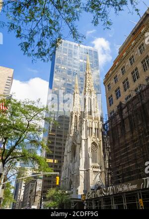 St Patrick's Cathedral, Fifth Avenue, Manhattan, New York City, New York, USA: Un edificio storico in contrasto con l'adiacente edificio moderno Foto Stock