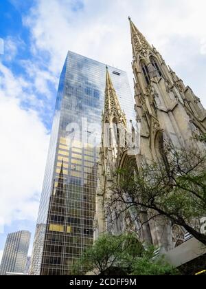 St Patrick's Cathedral, Fifth Avenue, Manhattan, New York City, New York, USA: Un edificio storico in contrasto con l'adiacente edificio moderno Foto Stock