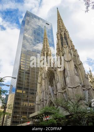 St Patrick's Cathedral, Fifth Avenue, Manhattan, New York City, New York, USA: Un edificio storico in contrasto con l'adiacente edificio moderno Foto Stock