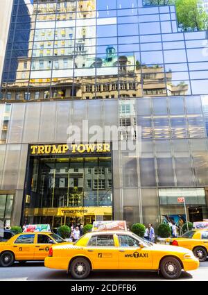 Taxi gialli fuori dalla Trump Tower, 721 Fifth Avenue, un edificio caratteristico di grattacieli nel centro di Manhattan, New York City, New York, Stati Uniti Foto Stock