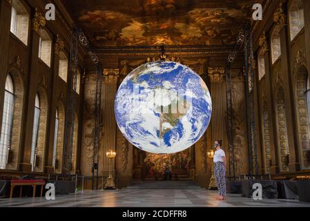 Londra, Regno Unito. 28 Agosto 2020. L'opera dell'artista Luke Jerram Gaia, una replica del pianeta Terra creata utilizzando immagini dettagliate della superficie terrestre della NASA, viene esposta nella Painted Hall dell'Old Royal Naval College di Greenwich, Londra, Regno Unito il 28 agosto 2020 come parte del Greenwich and Docklands International Festival del 2020. (Foto di Claire Doherty/Sipa USA) Credit: Sipa USA/Alamy Live News Foto Stock