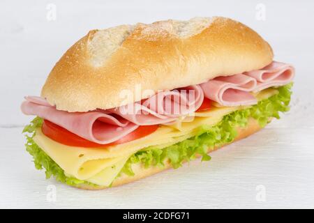 Sandwich con prosciutto e formaggio fresco su legno di legno Foto Stock