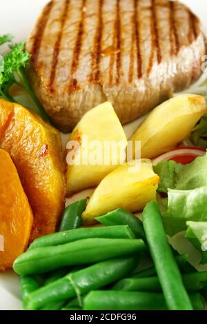 Verdure cotte e bistecca Foto Stock