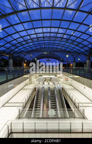 Dortmund, Germania - 9 agosto 2020: Stazione della metropolitana Dortmund Stadtbahn Westfalenhallen in Germania. Foto Stock