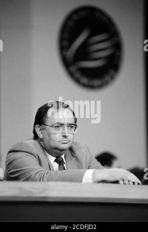 Conferenza annuale della National Union of Teachers al Bournemouth International Centre, Dorset. Doug McEvoy, Segretario Generale. 15 aprile 1990. Foto: Neil Turner Foto Stock