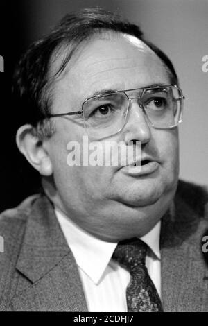 Conferenza annuale della National Union of Teachers al Bournemouth International Centre, Dorset. Doug McEvoy, Segretario Generale. 15 aprile 1990. Foto: Neil Turner Foto Stock