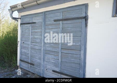 Porte di un garage su un edificio beige Foto Stock