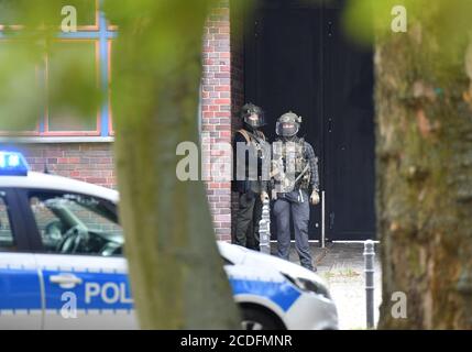 Berlino, Germania. 28 Agosto 2020. Le forze di polizia sono in piedi in un centro di scuola superiore a Rummelsburg. (A 'polizia e vigili del fuoco in servizio dopo l'allarme alla scuola di Berlino') credito: Paul Zinken/dpa-Zentralbild/dpa/Alamy Live News Foto Stock