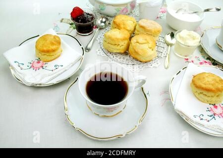 Tè e scones del Devonshire Foto Stock
