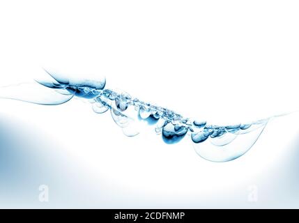 Schiuma e bolle in acqua blu ondulata Foto Stock