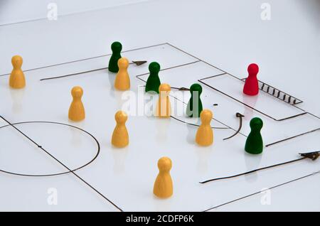 Whiteboard con schema closeup gioco di calcio con pezzi di gioco in legno Foto Stock