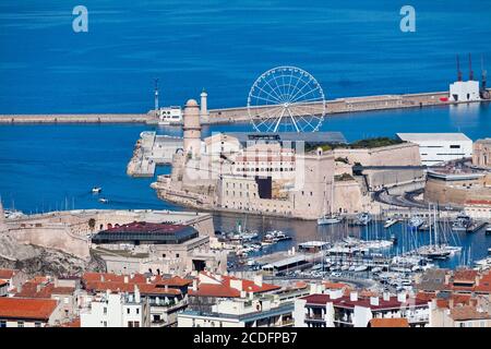 Il Vecchio porto di Marsiglia con su un lato, il Forte Gentaume e sull'altro lato, il Forte Saint-Jean con il suo Tour du fanal e Tour du Roi René Foto Stock