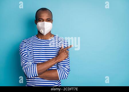 Ritratto del suo ragazzo sano contenuto indossare la sicurezza trendy maschera respiratore n95 che dimostra copia di spazi vuoti di arresto cov influenza influenza influenza grippe