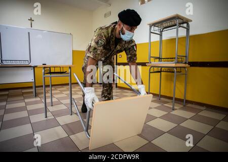 Bergamo, Italia. 28 Agosto 2020. Nembro (BG) - il personale dell'Esercito Italiano consegna i nuovi banchi monoposto alla scuola alberghiera Sonzogne, in attesa della riapertura delle scuole il 14 settembre (Foto © Sergio Agazzi/Fotogramma, Bergamo - 2020-08-28) p.s. la foto e' utilizzabile nel messaggio del contenuto in cui e' stata vista, E senza intendente diffondatorio del decoro delle persone Rappresentate Credit: Independent Photo Agency/Alamy Live News Foto Stock