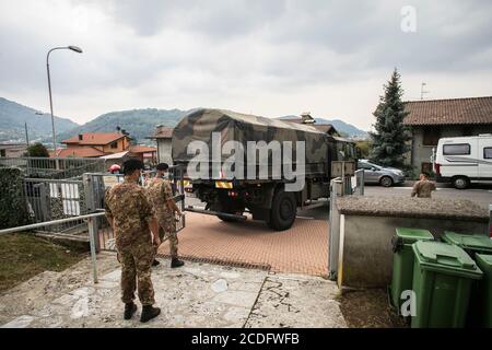 Bergamo, Italia. 28 Agosto 2020. Nembro (BG) - il personale dell'Esercito Italiano consegna i nuovi banchi monoposto alla scuola alberghiera Sonzogne, in attesa della riapertura delle scuole il 14 settembre (Foto © Sergio Agazzi/Fotogramma, Bergamo - 2020-08-28) p.s. la foto e' utilizzabile nel messaggio del contenuto in cui e' stata vista, E senza intendente diffondatorio del decoro delle persone Rappresentate Credit: Independent Photo Agency/Alamy Live News Foto Stock