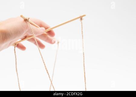 Comando e manipolazione della mano del maestro delle marionette Foto Stock