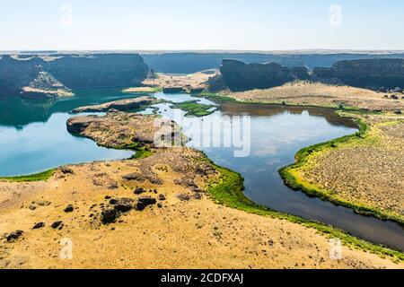 Sun Lakes - Dry Falls state Park, stato centrale di Washington, Stati Uniti. Dry Falls Lake in primo piano e Green Lake in lontananza Foto Stock