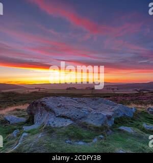 Tramonto sulla fortezza collinare di Lordenshaws vicino a Rothbury, Northumberland National Park, Northumberland, Inghilterra, Regno Unito Foto Stock