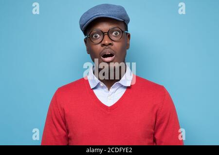 Uomo che tiene la bocca aperta, sentendosi stressato dopo aver dimenticato di incontrarsi. Foto Stock