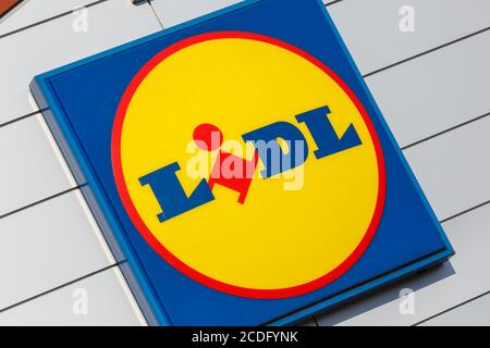 Stoccarda, Germania - 17 maggio 2020: Logo Lidl segno sconto supermercato discount shop in Germania. Foto Stock