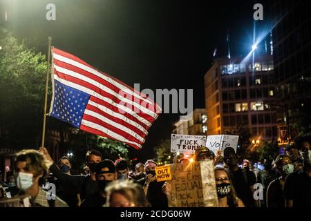Washington, DC, Stati Uniti. 27 Agosto 2020. I manifestanti manifestano il giorno in cui Donald Trump accetta ufficialmente la candidatura repubblicana al presidente degli Stati Uniti il 27 agosto 2020 a Washington, DC Credit: Chris Tuite/Image Space/Media Punch/Alamy Live News Foto Stock