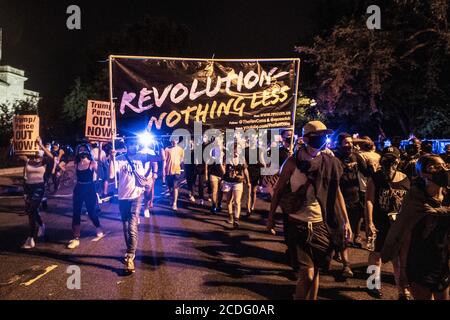 Washington, DC, Stati Uniti. 27 Agosto 2020. I manifestanti manifestano il giorno in cui Donald Trump accetta ufficialmente la candidatura repubblicana al presidente degli Stati Uniti il 27 agosto 2020 a Washington, DC Credit: Chris Tuite/Image Space/Media Punch/Alamy Live News Foto Stock