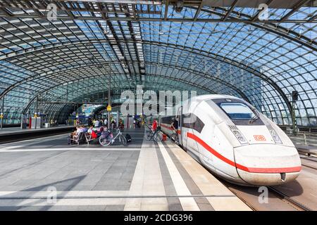 Berlino, Germania - 20 agosto 2020: Treno AD alta velocità ICE 4 alla stazione ferroviaria centrale di Berlino Hauptbahnhof Hbf in Germania.