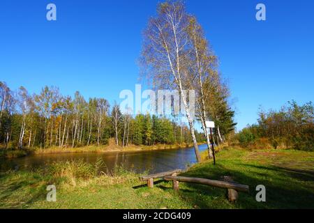 Colorato paesaggio del lago d'autunno Foto Stock