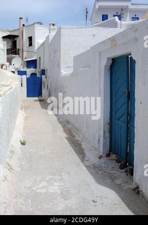 Strada stretta nel villaggio di Pyrgos Foto Stock