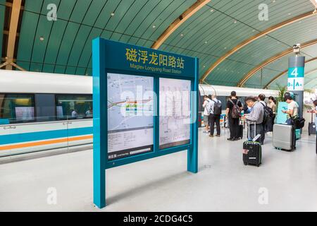 Shanghai, Cina - 27 settembre 2019: Shanghai TransRapid Maglev magnetico levitazione stazione ferroviaria trasporto di traffico in Cina. Foto Stock