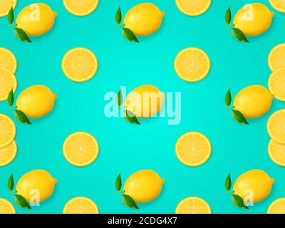 molte fette di limoni su sfondo di colore blu clarar; concetto piatto di disegno di cibo di posa Foto Stock