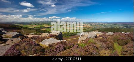 Vista estiva sulle Simonside Hills vicino a Rothbury nel Northumberland National Park, Northumberland, Inghilterra, Regno Unito Foto Stock