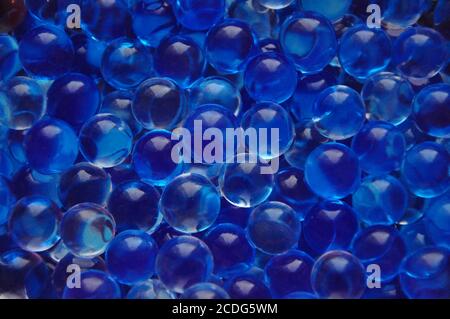 Blu lucido bolle d'acqua gel sfondo palline. Sfondo astratto blu scuro Foto Stock