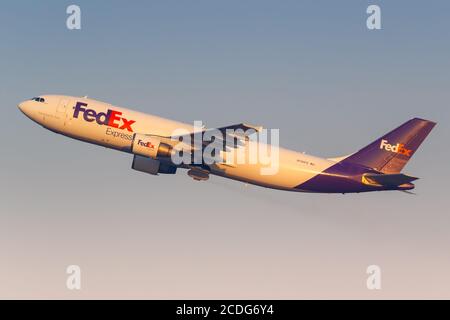 Milano - 16 febbraio 2018: FedEx Express Airbus A300-600 aereo all'aeroporto di Milano Malpensa (MXP) in Italia. Airbus è un costruttore europeo di aeromobili Foto Stock