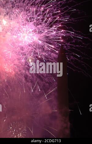 Washington, DC, Stati Uniti. 27 Agosto 2020. Vista del monumento di Washington durante un fuochi d'artificio come Donald Trump accetta la nomina dal partito repubblicano per la sua rielezione il 27 agosto 2020 a Washington, DC Credit: Mpi34/Media Punch/Alamy Live News Foto Stock