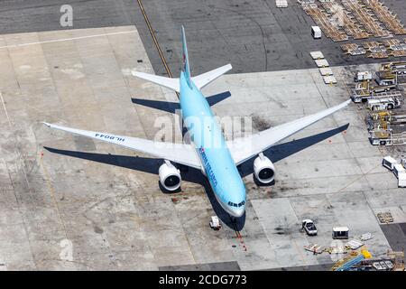 Los Angeles, California - 14 aprile 2019: Aereo coreano Air Cargo Boeing 777F all'aeroporto internazionale di Los Angeles (LAX) in vista aerea della California. Foto Stock