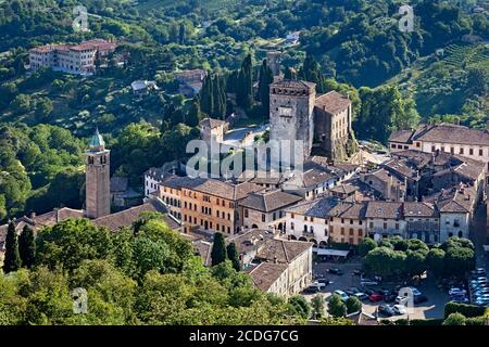 Il villaggio e il castello medievale di Asolo. Provincia di Treviso, Veneto, Italia, Europa. Foto Stock