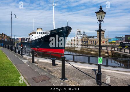 MV Fingal hotel galleggiante di lusso permanentemente ormeggiato in Albert Dock nel Porto di Leith, Edimburgo, Scozia, Regno Unito Foto Stock