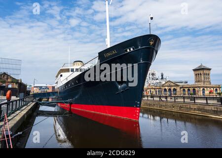 MV Fingal hotel galleggiante di lusso permanentemente ormeggiato in Albert Dock nel Porto di Leith, Edimburgo, Scozia, Regno Unito Foto Stock