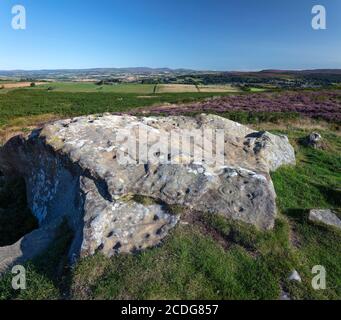 Vista diurna della tazza di Lordenshaws e della roccia ad anello vicino a Rothbury nel Northumberland National Park, Northumberland, inghilterra, Regno Unito Foto Stock