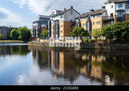 Moderni appartamenti sull'isola di Rennie si riflettono nelle acque di Leith a Leith, Edimburgo, Scozia, Regno Unito Foto Stock