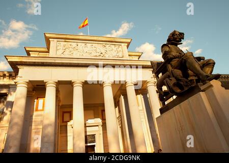 Madrid, Spagna - particolare della facciata del Museo del Prado e della statua del pittore Velazquez. Foto Stock