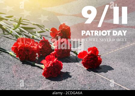 Garofani sul memoriale con la bandiera americana. Patriots ' giorno. Settembre 11. Non dimenticheremo mai Foto Stock