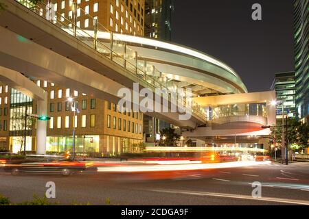 Percorso sopraelevato e monorotaia di Yurikamome nella zona di Shiodome, Shimbashi, Tokyo, Kanto Region, Honshu, Giappone Foto Stock