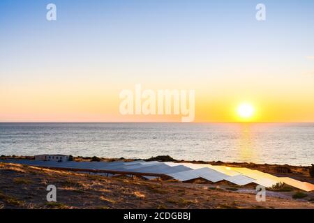 Pannello solare fattoria al tramonto situato nell'area metropolitana di Australia del Sud Foto Stock