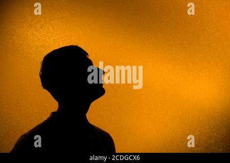 Look Ahead - silhouette dell'uomo con luce posteriore Foto Stock